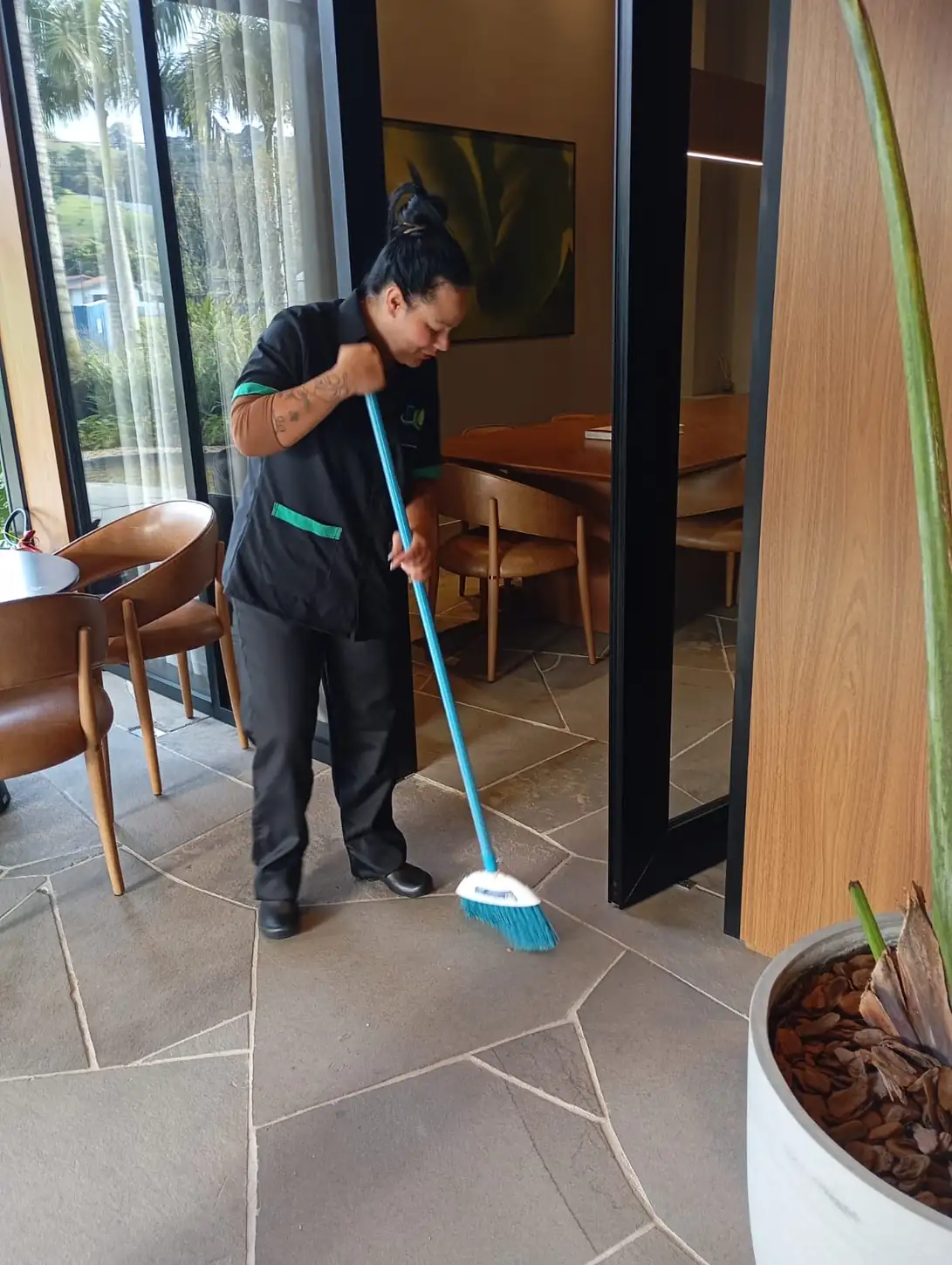 Profissional da Fortello realizando serviço de zeladoria em ambiente comercial